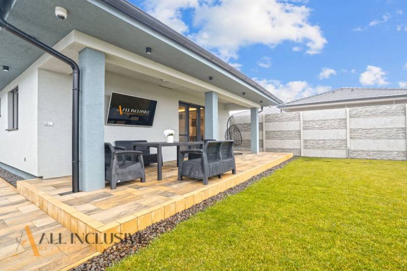 Terasa rodinného domu na Mostové ulici v Galantě s posezením a trávníkem.