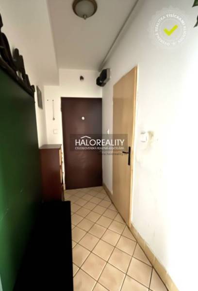 Vstupní chodba 3pokojového bytu s dlažbou a nábytkem.