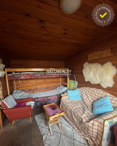 Pokoj s pohovkou, patrovou postelí a podlahou s dřevěným dekorem v zahradách.