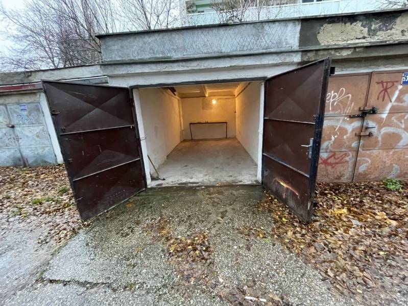 Otevřené garáže na ulici Priekopy v Bratislavě - Ružinov, obklopené podzimním listím.