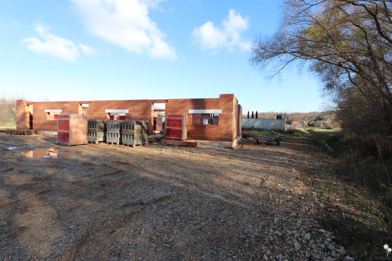 Stavba rodinného domu na Drieňové ulici v Nitře, rozestavěné cihlové stěny v přírodě.