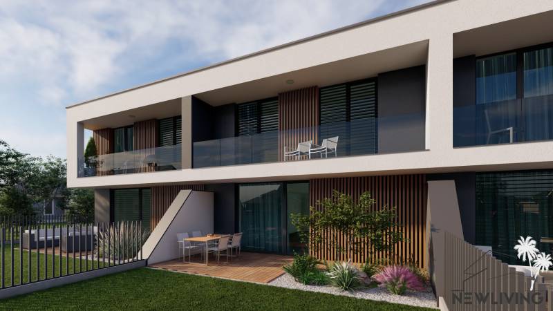 Rodinný dům v Piešťanech se zaskleným balkonem a terasou v zelené zahradě.