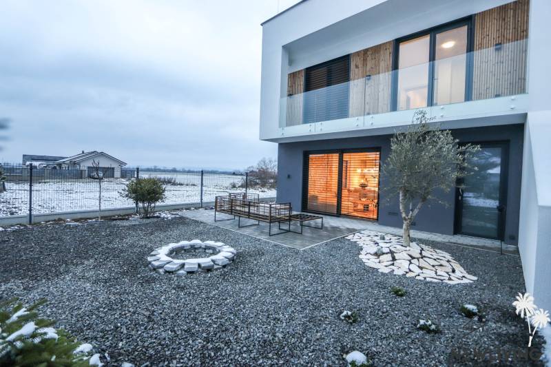 Rodinný dům v Modrovce na ulici Modrovka s terasou a štěrkovým dvorem.