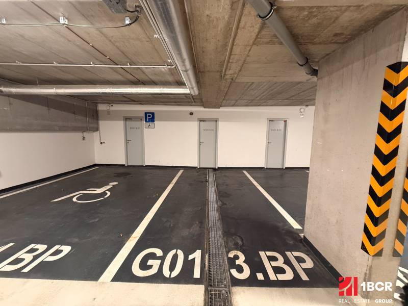 Parkování pro vozíčkáře v podzemní garáži s označenými místy na 3. podlaží.