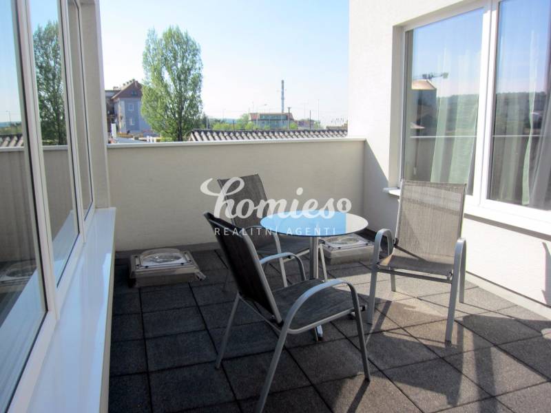 Terasa se dvěma židlemi a stolkem v kancelářích na Štúrově ulici, Nitra.