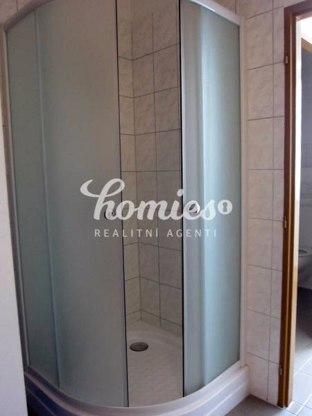 Na obrázku je sprchový kout s oblými dveřmi, na ulici Štúrova.