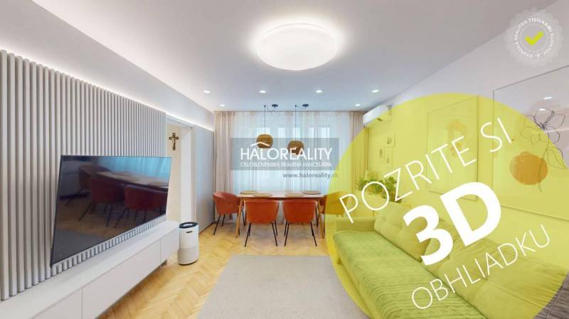 Obývací pokoj v 3-pokojovém bytě s televizí, pohovkou a dřevěným dekorem podlahy.