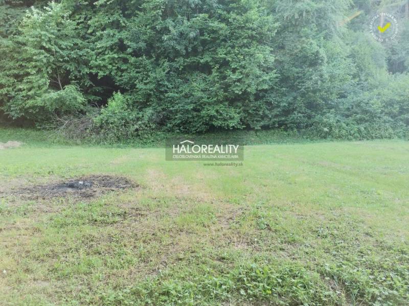 Pozemky - bydlení v Modrové s travnatou plochou a lesním pozadím pro klidné bydlení.