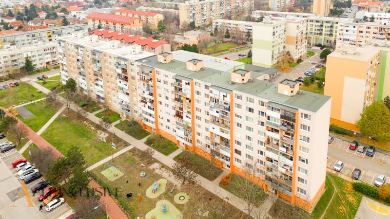 Výhled na sídliště v Senci s 3pokojovými byty a zelení v okolí.