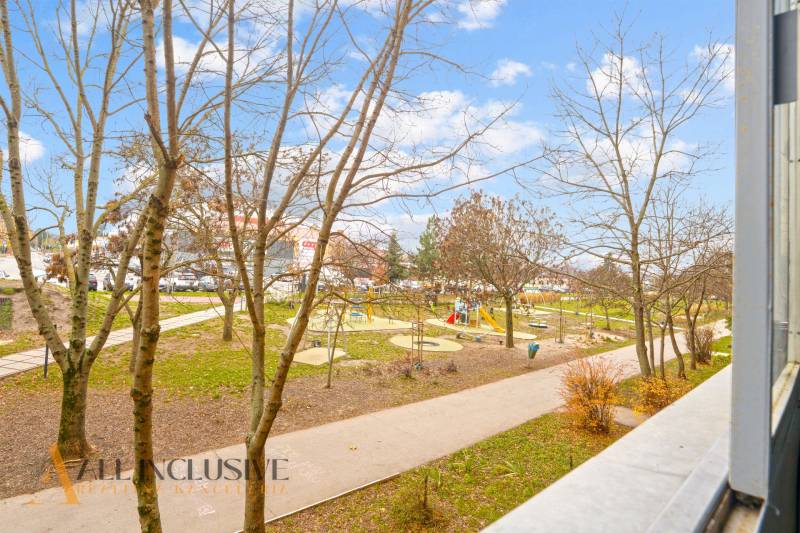 Výhled ze 3pokojového bytu v Senci na park s hřištěm.