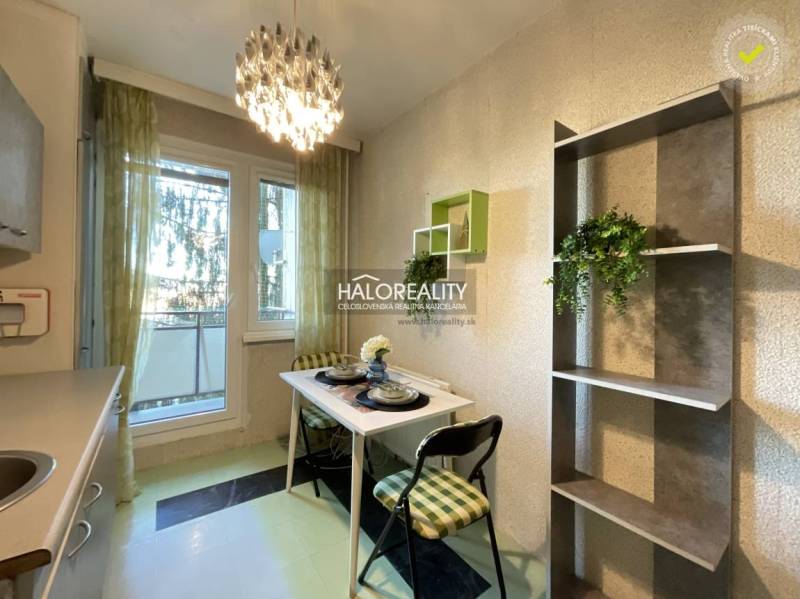 Jídelní kout s malým stolem a židlemi v 3-pokojovém bytě.