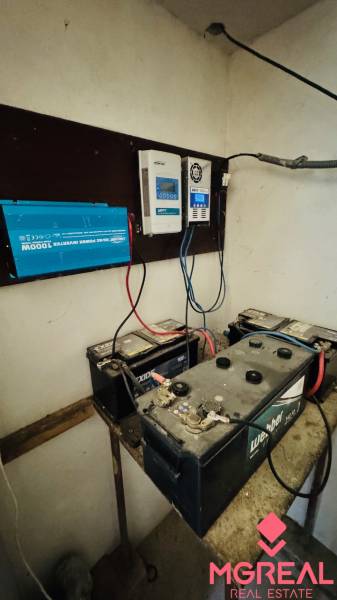 Baterie a invertor v technické místnosti chaty, zobrazují elektroinstalaci a napájení.