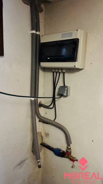 Elektrické a vodovodní rozvody v chatě, včetně skříňky a ventilů.