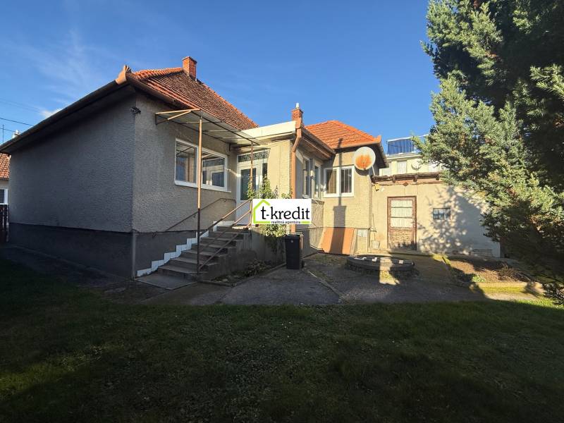 Rodinný dům v Machulincích s dřevěnou střechou a schodištěm na zastavěné ploše.