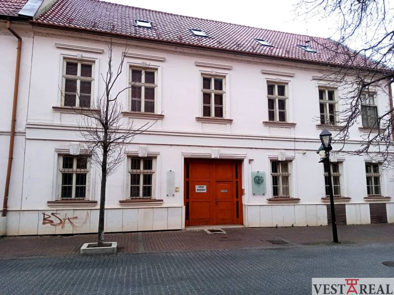 Budova na Františkánské ulici v Trnavě poskytuje kancelářské prostory.