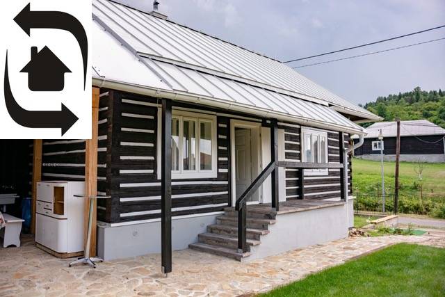 Chata v Legnavě s dřevěnou fasádou a dlážděnou terasou, obklopená zelení a přírodou.