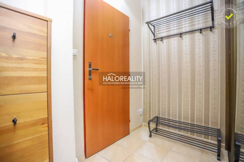 Vstupní chodba 2pokojového bytu s botníkem a věšákem na stěně.