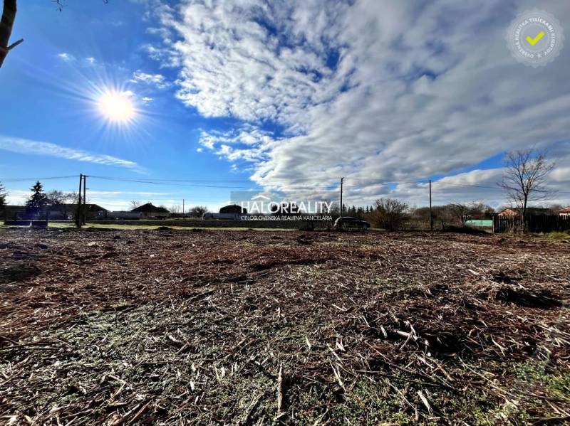 Slunný pozemek v Ondrejovcích pro bydlení, s krásnou oblohou a venkovským okolím.