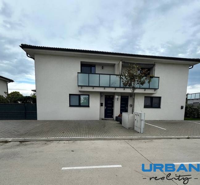 Rodinný dům s balkonem na ulici Kráľovianky v Šamoríně nabízí 3pokojový byt.