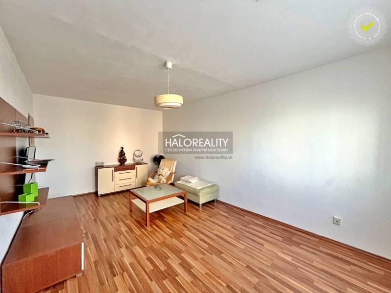 Obývací pokoj ve 3-pokojovém bytě s podlahou s dřevěným dekorem, minimalismus, světlé stěny, nábytek.