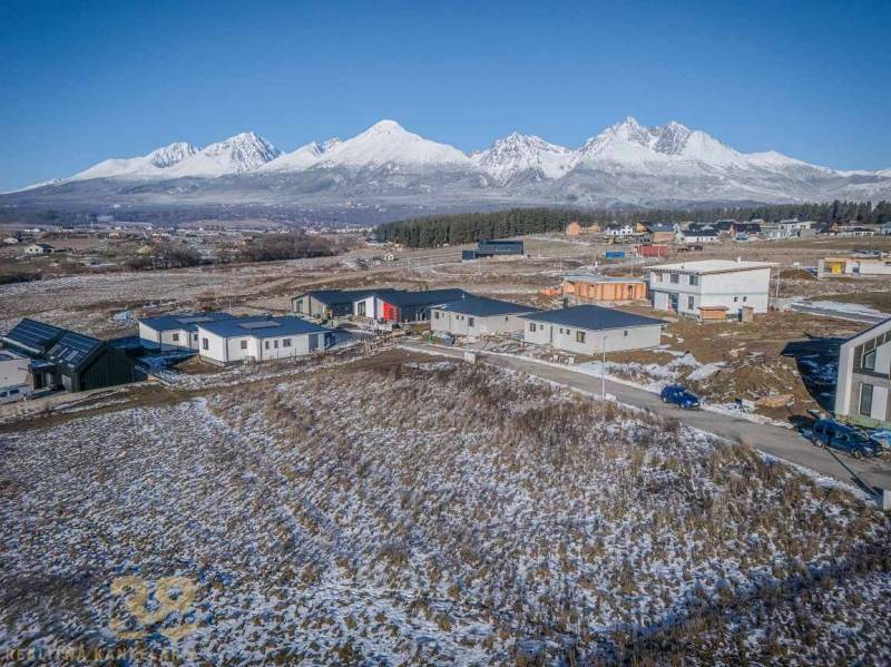 Sněhem pokryté pozemky na bydlení v Mlynici s panoramatickým výhledem na hory.