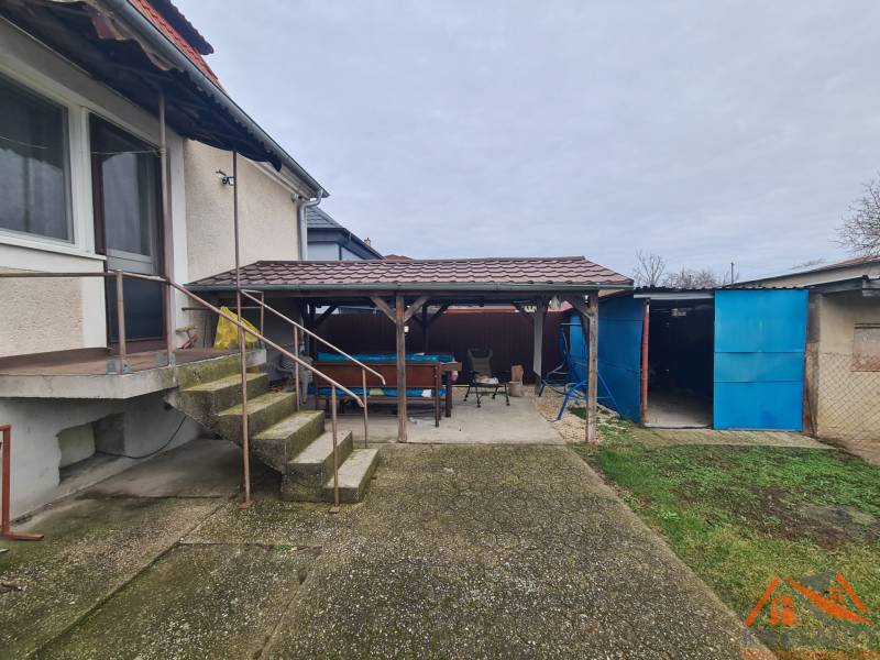 Rodinný dům v Hurbanově s prostorným dvorem, přístřeškem a venkovním schodištěm.