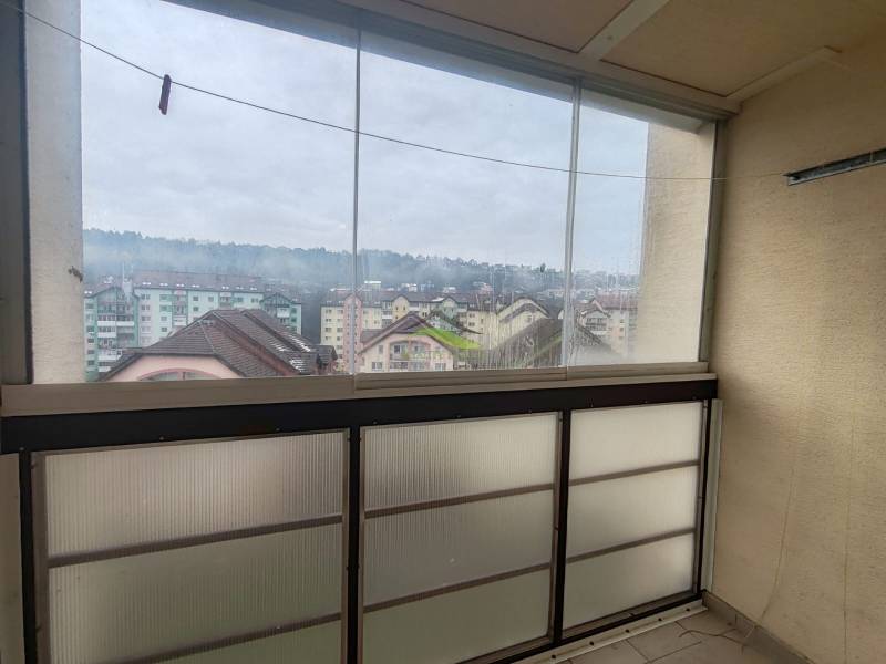 Zasklený balkon v 3-pokojovém bytě s výhledem na město Vranov nad Topľou, Lúčna.