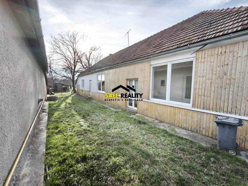 Rodinný dům v Lúčnici nad Žitavou s dřevěným obkladem a zahradou.