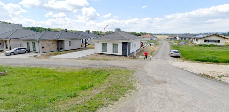 Nové rodinné domy v Modrovce pro pozemky - bydlení, obklopené zelenými pozemky.