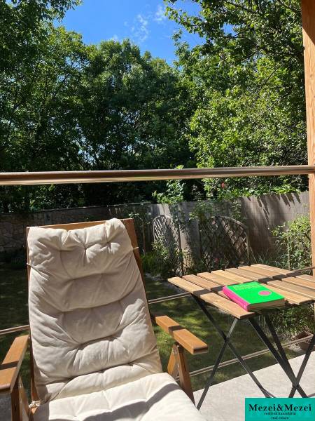 Relax na terase domu v Bratislavě - Vrakuni s lehátkem a stolkem pod modrou oblohou.