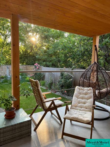 Terasa se zahradním nábytkem a zelení ve 4-pokojovém bytě v Bratislavě - Vrakuňa.