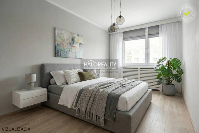 Světlá ložnice s pohodlnou postelí, podlaha s dřevěným dekorem, visící lampy, rostlina.