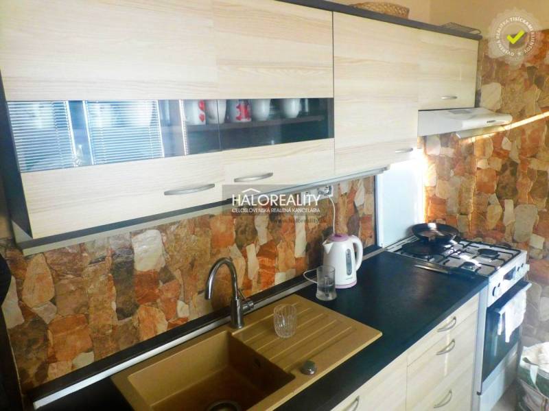 Pokoj v 2-pokojovém bytě s podlahou s dřevěným dekorem, televizorem a vestavěnými skříněmi.