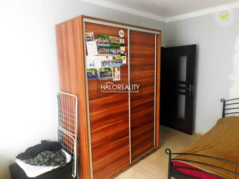 Kuchyně s dřevěným dekorem a kamenným obkladem v 2-pokojovém bytě.