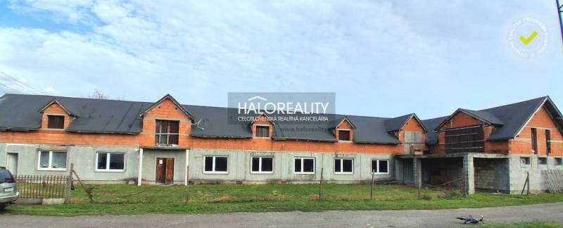 Budova v Tibavě určená pro obchodní prostory má nedokončené exteriérové úpravy.