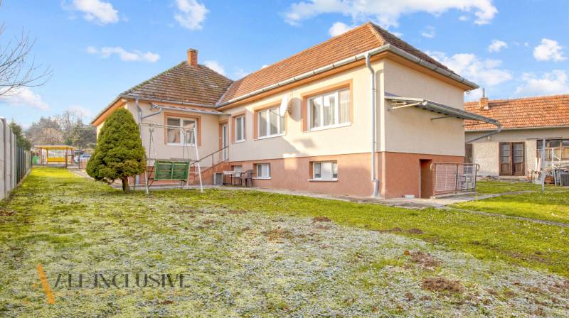 Rodinný dům v Prašicích na Nemečkovské ulici s velkou zahradou a altánkem.