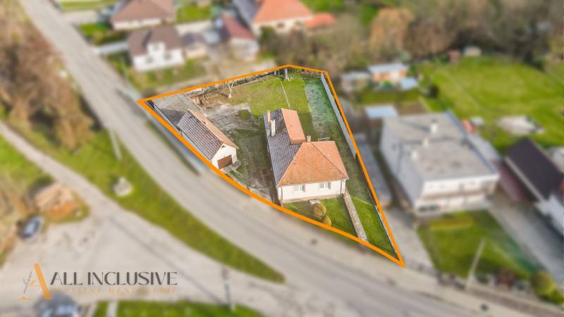 Letecký pohled na pozemek a rodinný dům na Nemečkovské ulici v Prašicích.