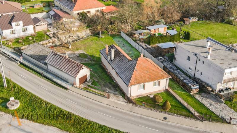 Letecký pohled na rodinný dům a jeho okolí na Nemečkovské ulici v Prašicích.