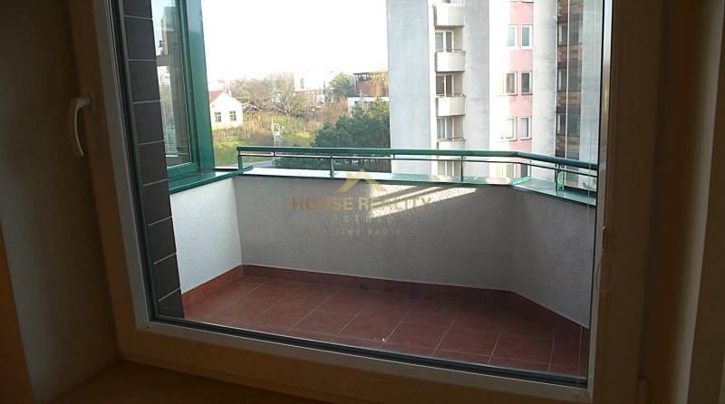 Balkon s výhledem na okolí a budovy, vhodný pro 4pokojový byt.