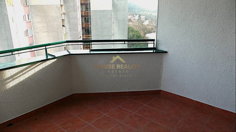 Balkon s dlažbou ve 4-pokojovém bytě na Martinengově ulici v Bratislavě - Starém Městě.