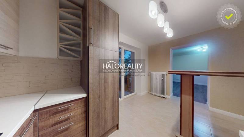 Kuchyně v 2-pokojovém bytě s podlahou s dřevěným dekorem a moderním osvětlením.