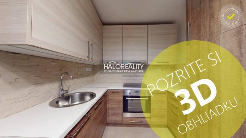 Kuchyně v 2-pokojovém bytě s podlahou s dřevěným dekorem a vestavěnými skříňkami.