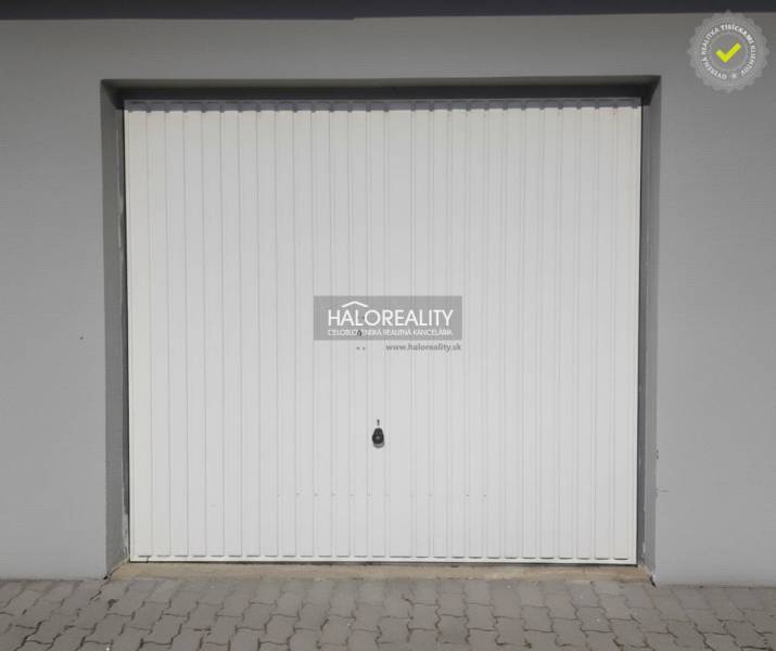 Bílá garážová vrata s dlažbou v Borčicích.