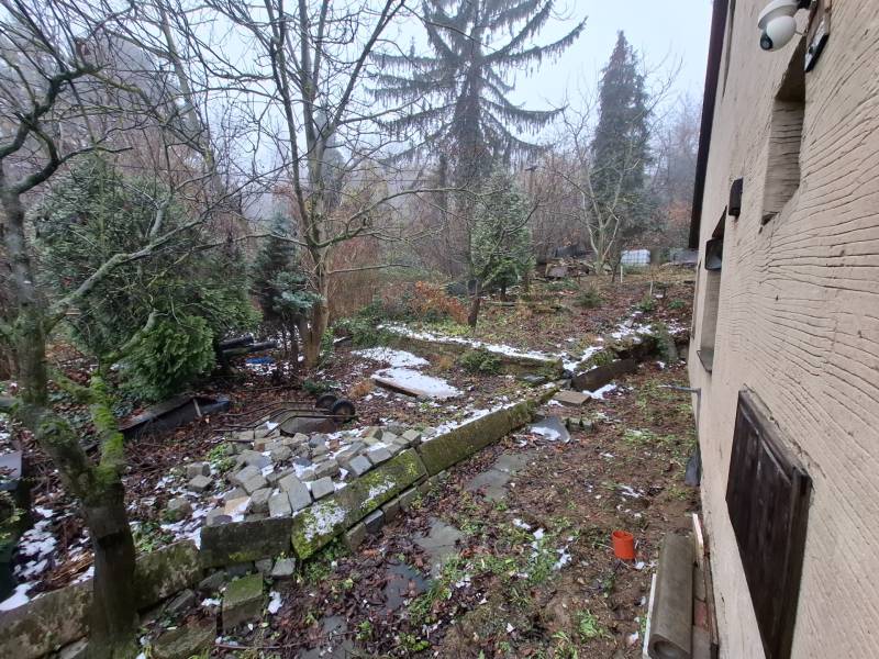 Zahrada u rodinného domu na Búdkové ulici v Bratislavě - Staré Město, stromy a kameny.