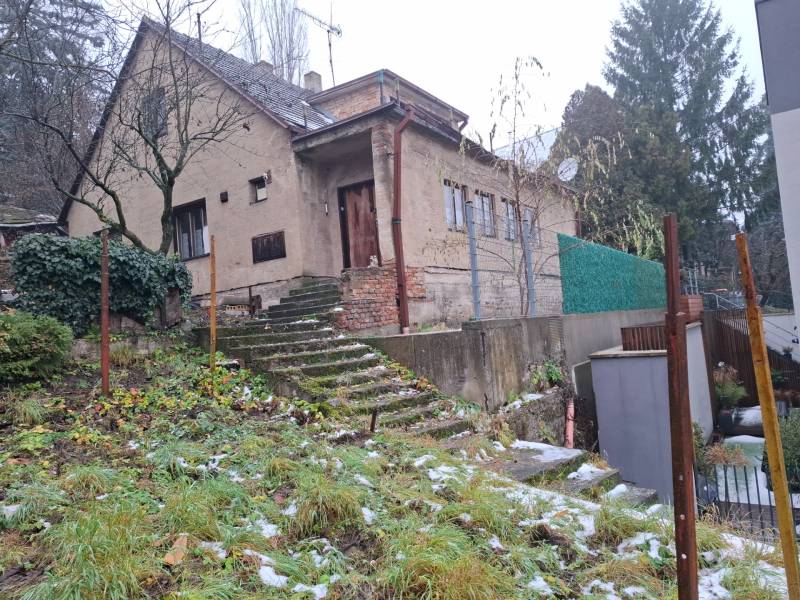 Rodinný dům na Búdkové ulici v Bratislavě - Starém Městě se zasněženou zahradou.