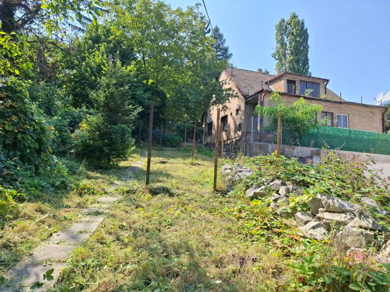 Rodinný dům na ulici Búdková, obklopený zelení v Bratislavě - Starém Městě.