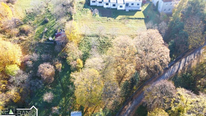 Letecký pohled na pozemky - komerční v Suché nad Parnou obklopené přírodou a budovami.