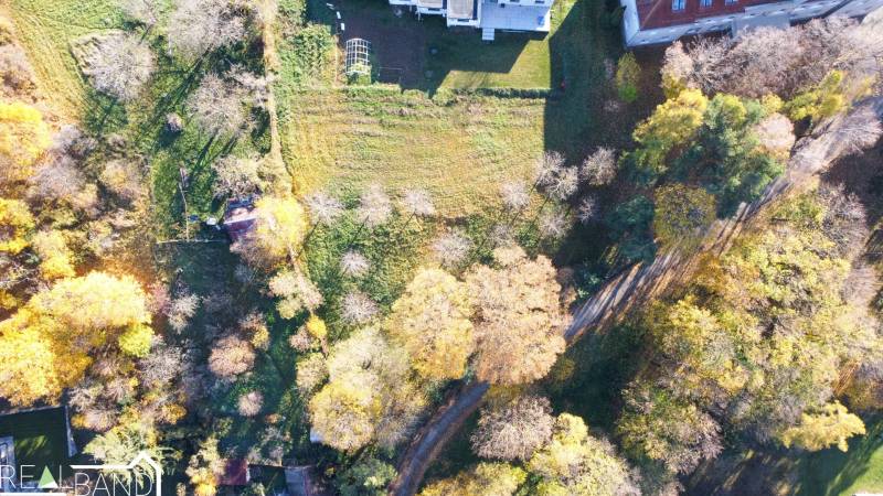 Letecký pohled na pozemky na prodej v Suchej nad Parnou s komerčním potenciálem.