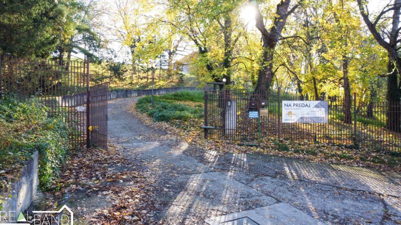 Vstupní brána na pozemky - komerční v Suché nad Parnou obklopená barevným podzimním listím.