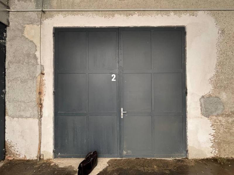 Zavřené kovové dveře s číslem 2 v Kancelářích v Popradu.